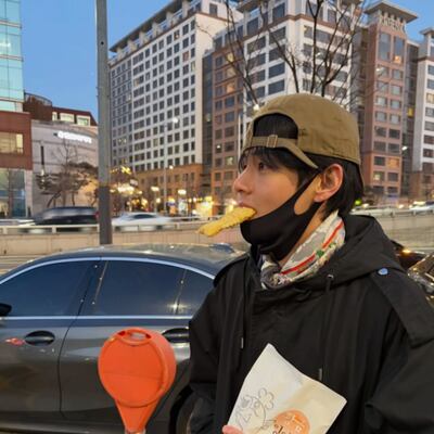 BTS's V Reveals 1950s Music Taste, Shares Simple Winter Moments BTS's V Reveals 1950s Music Taste, Shares Simple Winter Moments