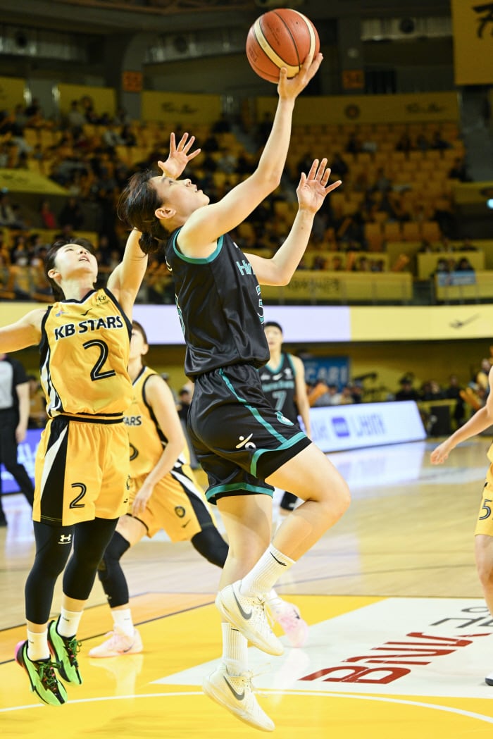 하나은행 정현(오른쪽)이 28일 청주체육관에서 열린 KB스타즈전에서 골밑슛을 시도하고 있다. 사진제공=WKBL