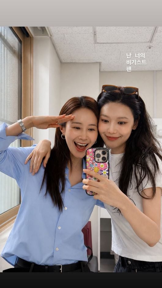 "난 너의 가장 큰 팬"...유리, '결별 후 첫 복귀' 수영 대기실 깜짝 방문