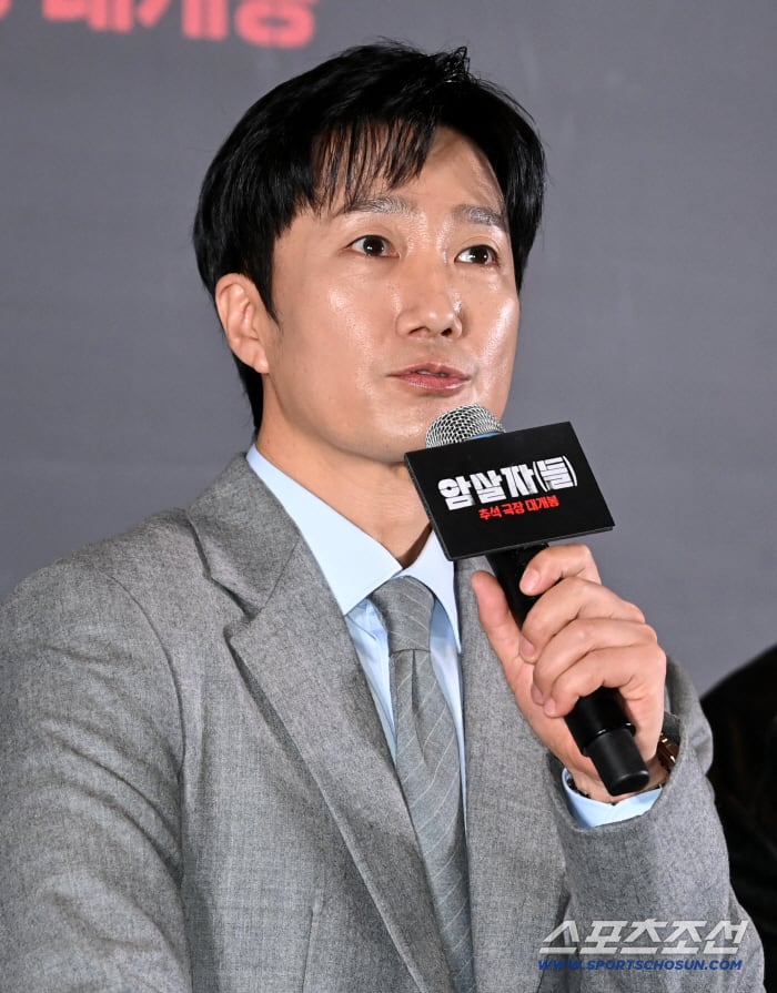'암살자(들)' 박해일 "사회부 부장 기자, 처음 제안받았을 때부터 호기심 가" 썸네일