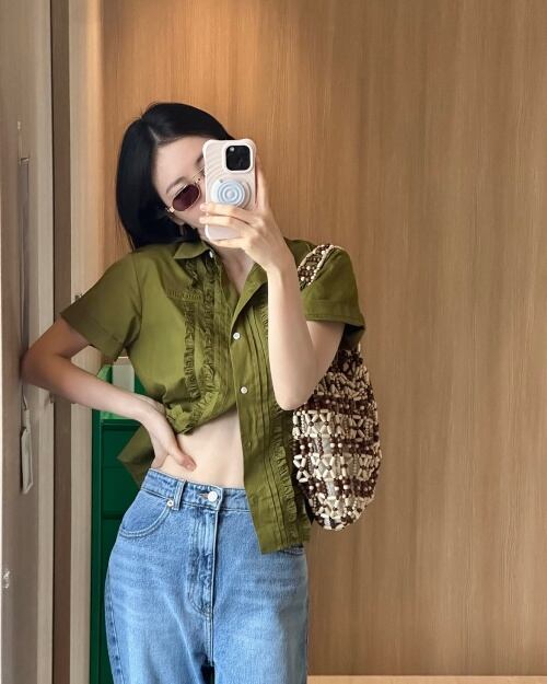신예은, 셔츠 단추 '딱 2개'만 아슬하게 채우고…보정 없는 '앙상한 허리' 오픈