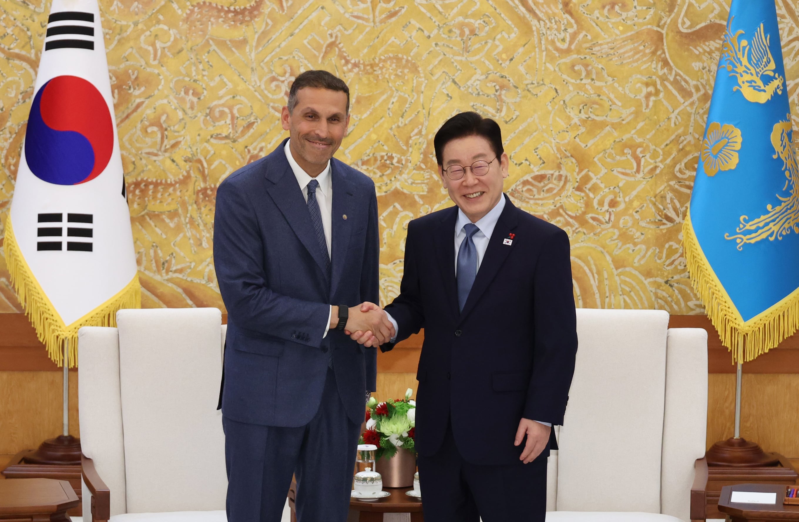 이재명 대통령이 15일 청와대 본관에서 칼둔 칼리파 알 무바라크 아랍에미리트(UAE) 아부다비 행정청장 접견에 앞서 악수하고 있다. /청와대통신사진기자단