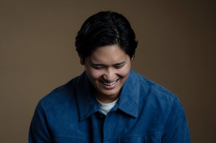 세계 최고의 야구 스타 오타니 쇼헤이(LA다저스)가 부수입으로만 천문학적인 액수를 벌어들인 것으로 전해졌다.일본 매체 '풀카운트'는 25일 '오타니의 부수입은 1억달러(약 1449억원) 이상으로 추산된다'고 보도했다. 이정후(샌프란시스코 자이언츠)의 6년 연봉총액인 1억1300만달러(약 1637억원)에 육박하는 어마어마한 금액이다.AP연합뉴스