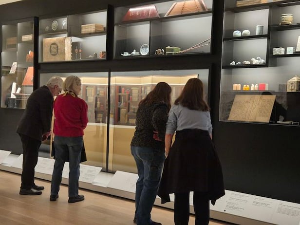 '건희 컬렉션' 살펴보는 관람객들