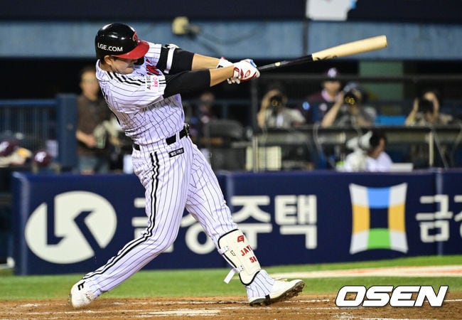'미쳤다' 밀어쳐서 130m 초대형 비거리...LG 문정빈, 10호 홈런 터졌다