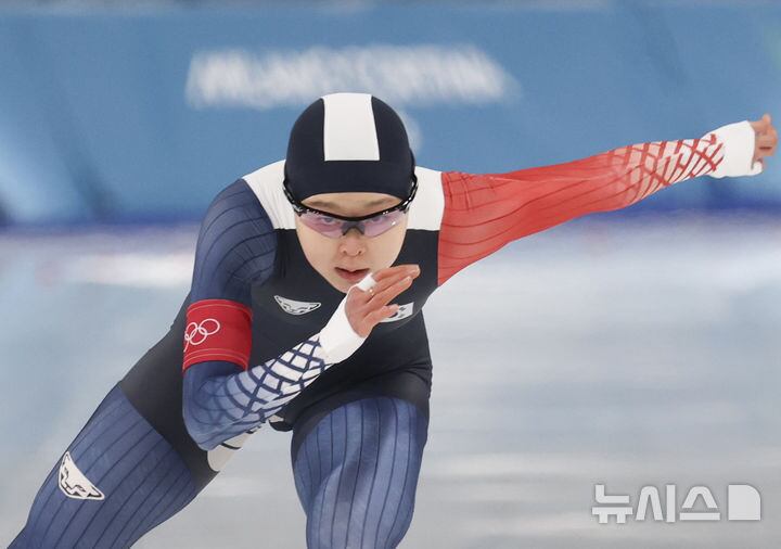 피니시 라인 통과하는 김민선