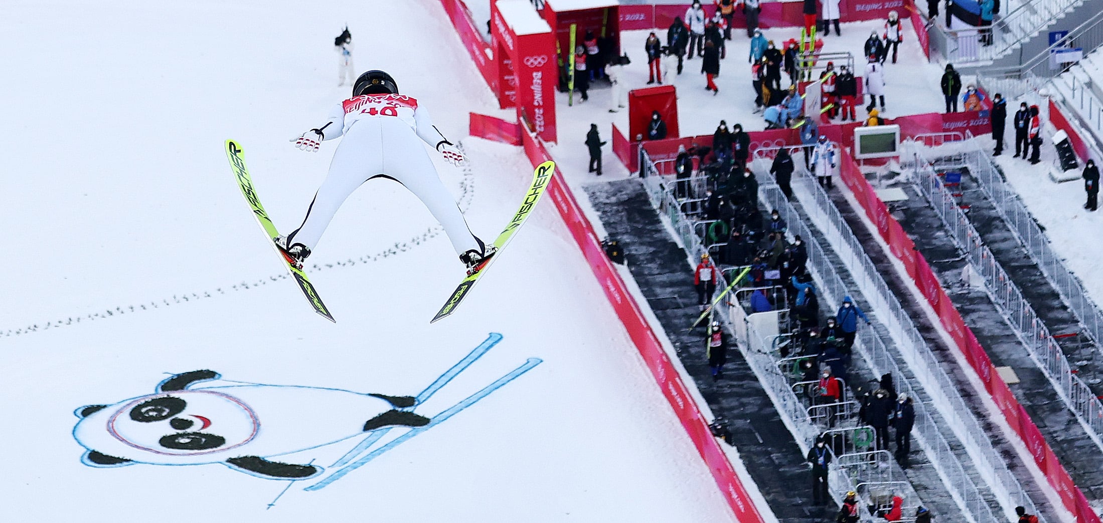 2022 베이징 동계올림픽에서 스키 선수가 비상하고 있다./뉴스1