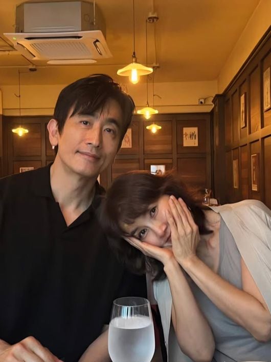 신애라, ♥차인표 태평양 어깨 기대어 꽃받침…31년차 부부인데 '달달' 신혼