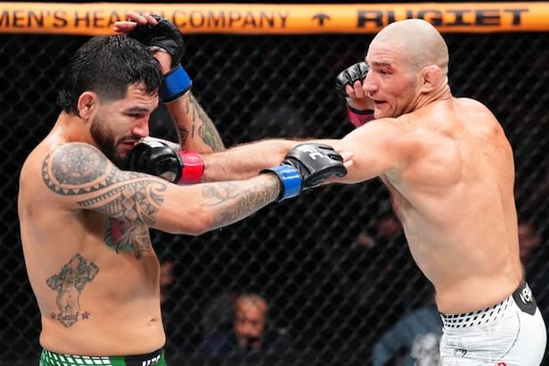 UFC 휴스턴: 스트릭랜드, 에르난데스 8연승 끊어내며 TKO 승