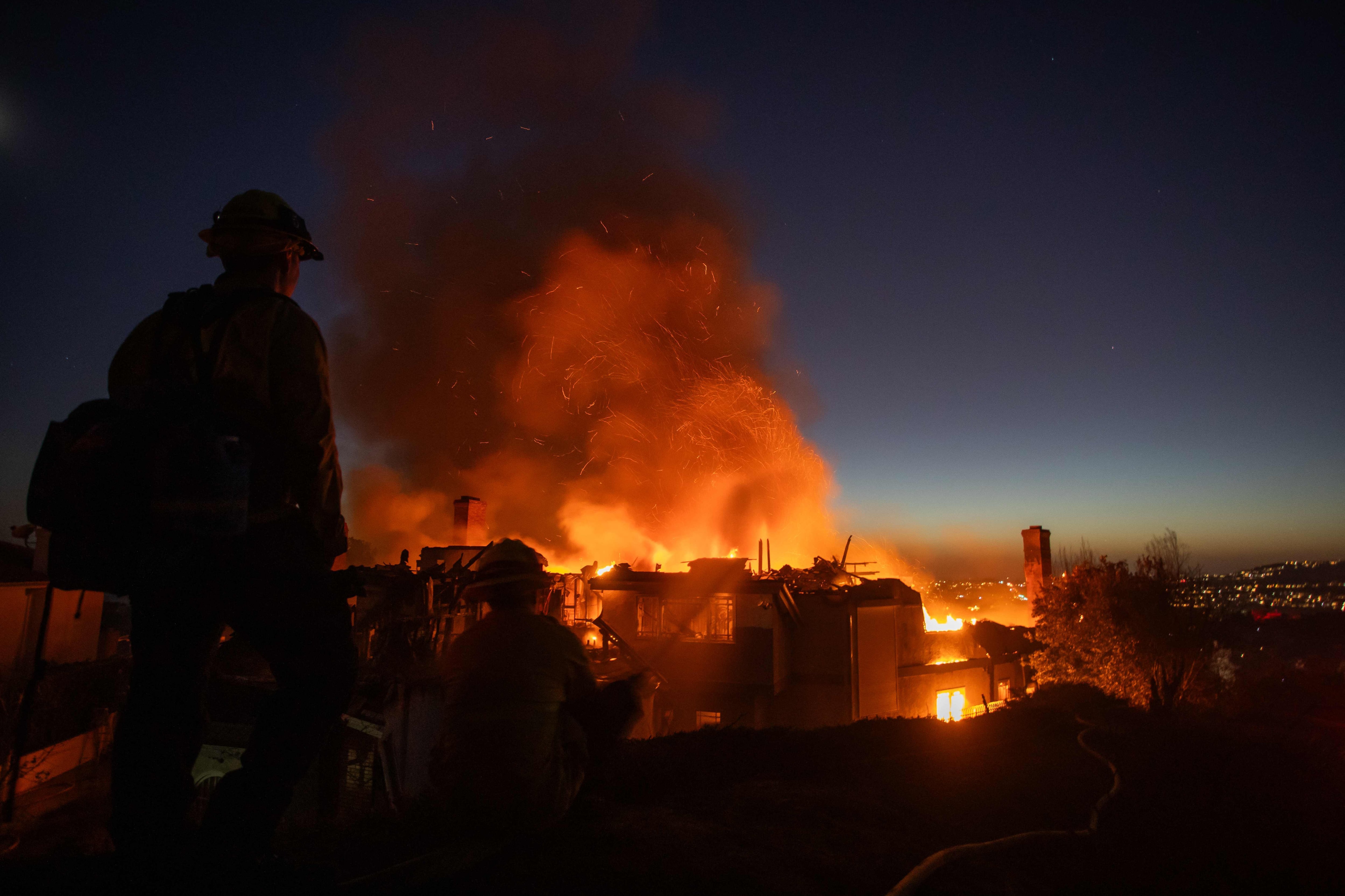 米加州山火事、強風で鎮火難航