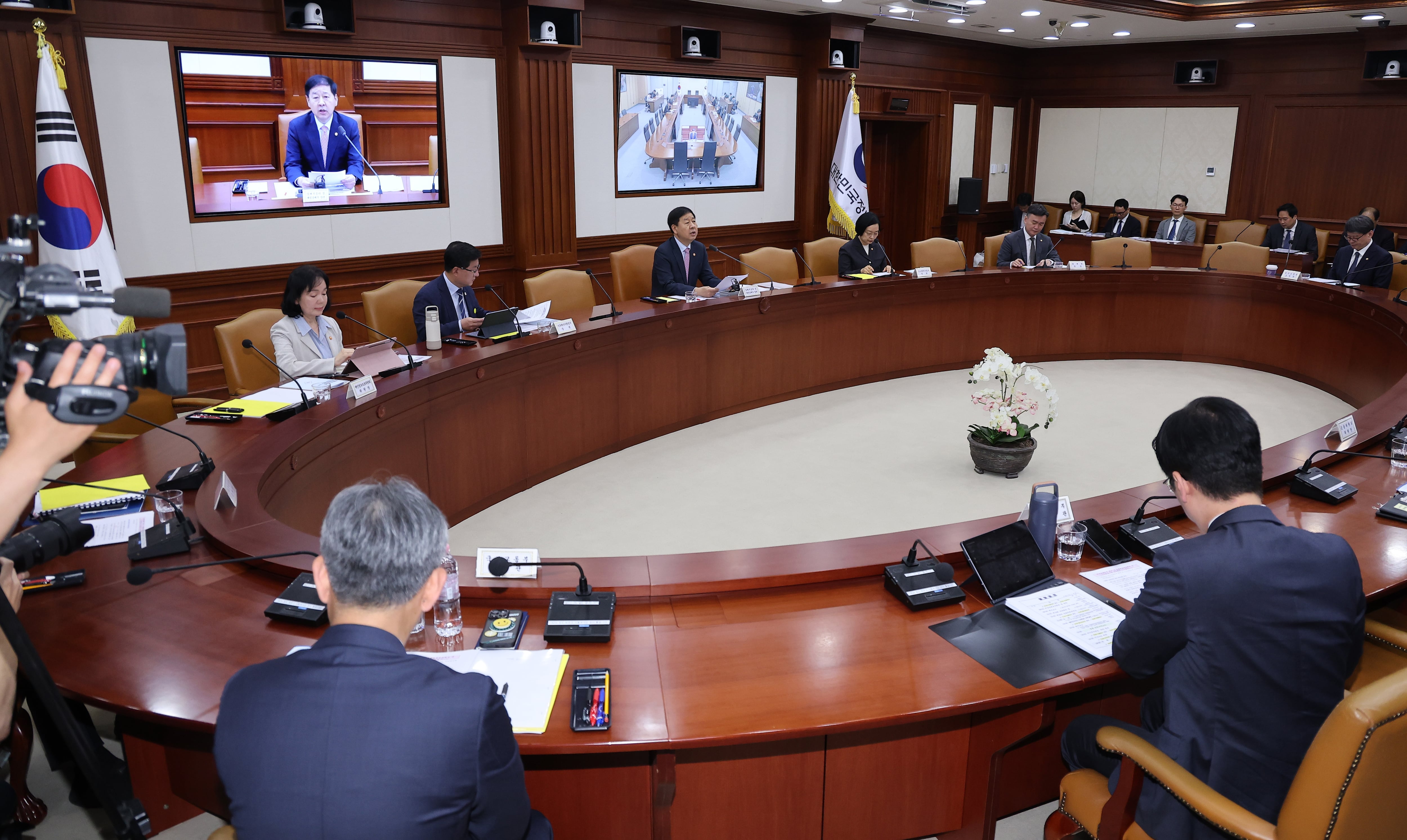 정부, 고환율에 경영난 겪는 중소·중견기업 위한 14.9조원 규모 긴급경영자금 마련