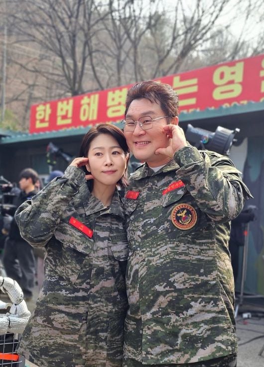 22.3% 대박 '김부장', 묵언수행 윤경호 투샷 떴다...'원스타' 아내 김지영과 볼하트♥