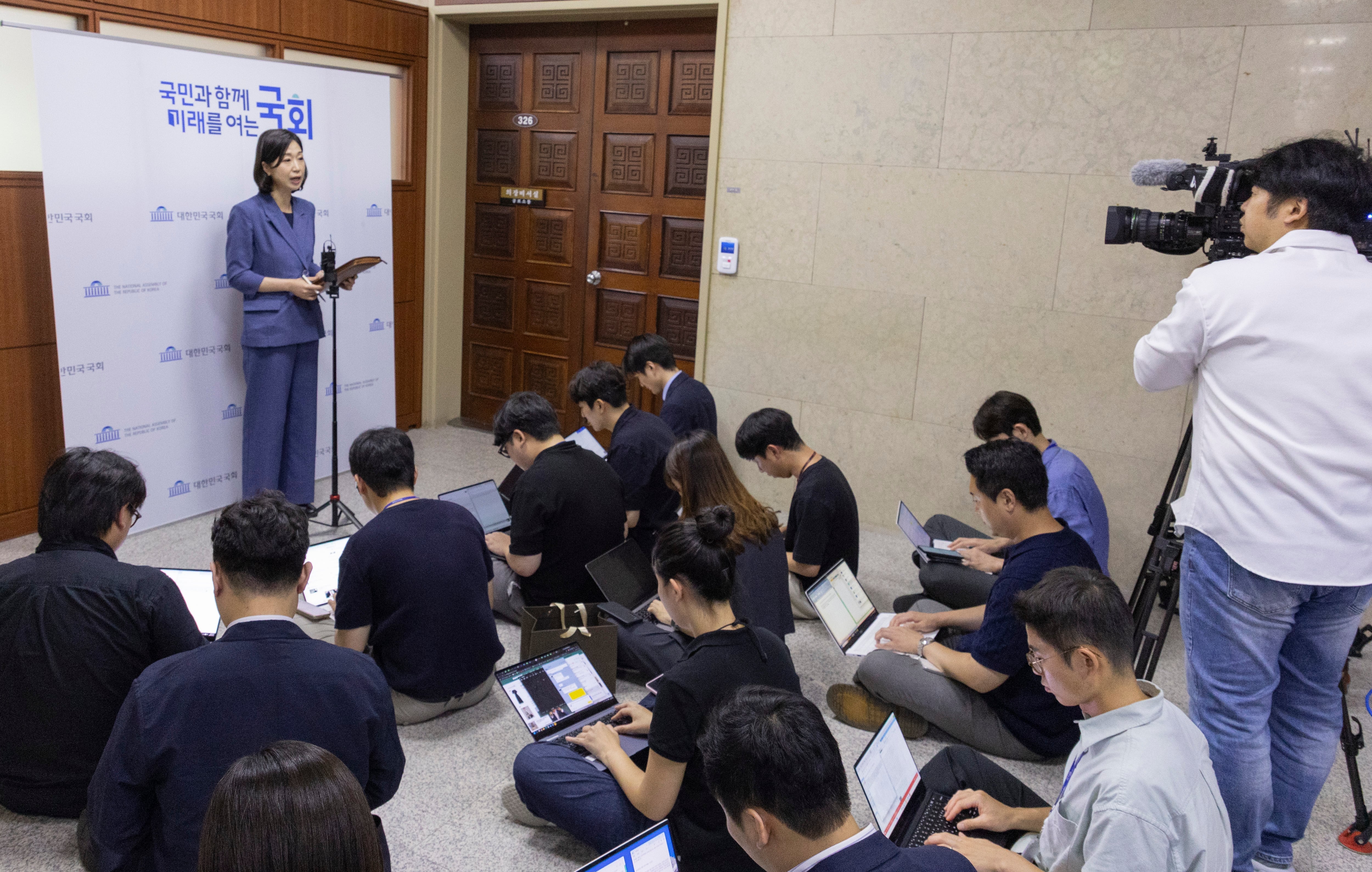 입법수장 ‘대통령 연임 국민 선택’ 발언에…국회 ‘발칵’