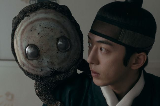 '동궁' 남주혁·꺼먹살이 케미 화제..韓넷플릭스 1위 "가장 매혹적 판타지"
