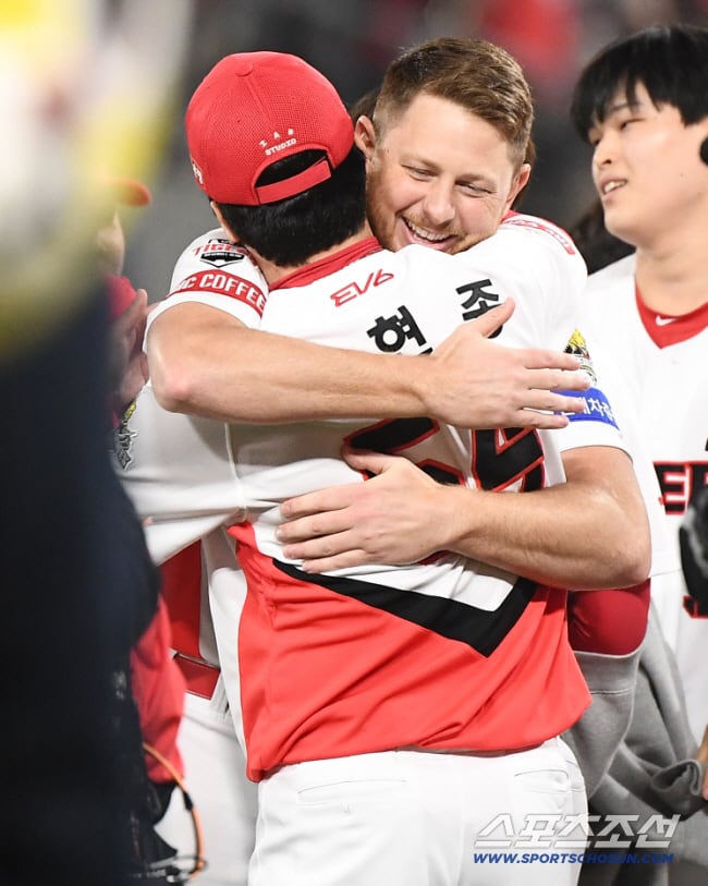 양현종과 포옹하는 라우어. 스포츠조선DB