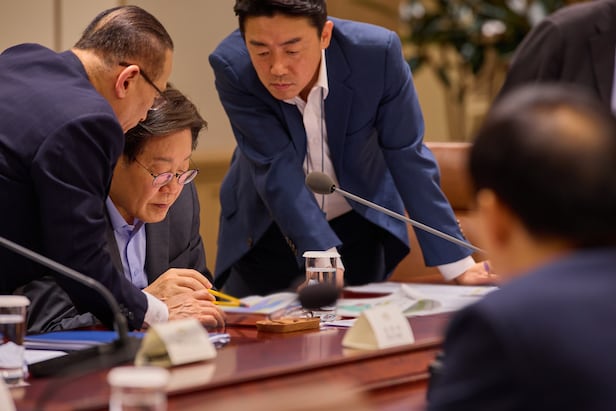 이재명 대통령이 10일 서울 용산 대통령실 청사에서 열린 국가안전보장회의(NSC) 전체회의에 참석해 위성락 국가안보실장, 강훈식 대통령비서실장과 논의하고 있다. /대통령실