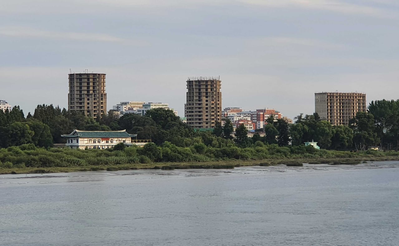 르포] 김정은의 허세?... 신의주에 15층 아파트 공사중, image size:1280x788