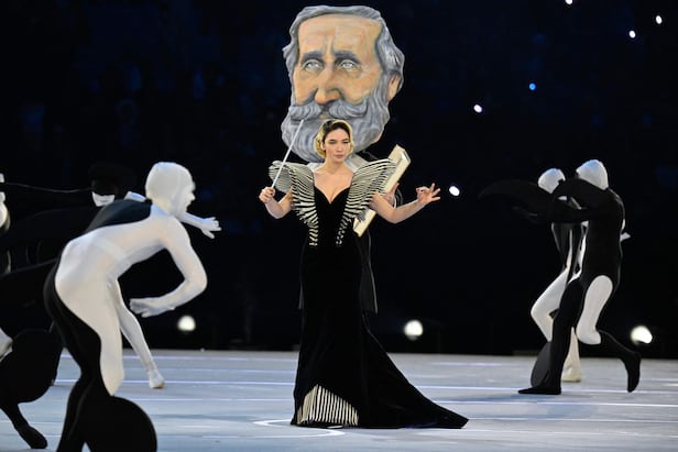 이탈리아 배우 마틸다 데 안젤리스가 밀라노 코르티나 올림픽 개막식에서 지휘자로 변신해 연기하고 있다. /AFP 연합뉴스