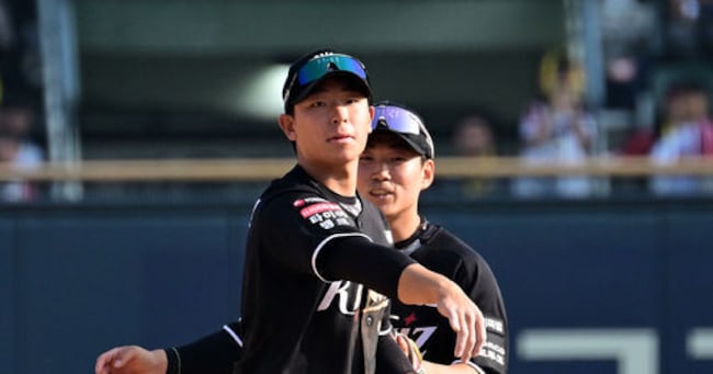 KT 위즈 류현인과 이강민이 함께한 키스톤 콤비 장면