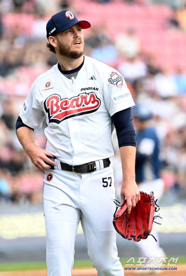 11일 잠실야구장에서 열린 NC와 두산의 더블헤더 1차전, 2회초 6실점하며 역전을 내준 두산 콜어빈이 아쉬운 표정으로 이닝을 끝마치고 있다. 잠실=허상욱 기자wook@sportschosun.com/2025.05.11/