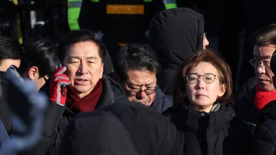 ‘尹 체포방해’ 국민의힘 의원 첫 재판... 재판부, 특검에 “공소장 흠결” 지적