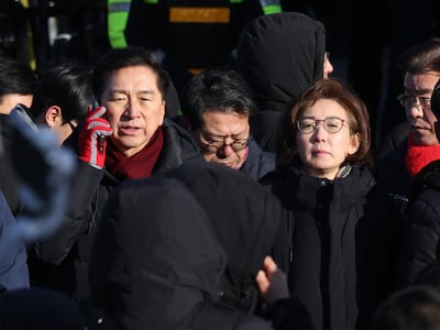 ‘尹 체포방해’ 국민의힘 의원 첫 재판... 재판부, 특검에 “공소장 흠결” 지적