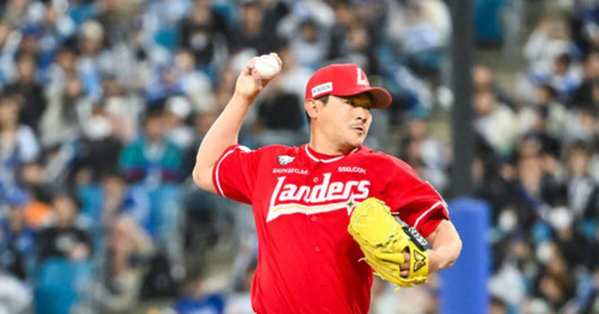 SSG 노경은이 삼성전에서 역투하는 장면