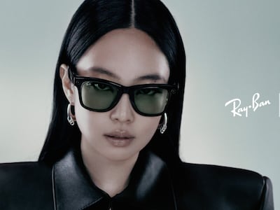 제니가 착용한 레이밴 메타 웨이페어러(RAY-BAN META WAYFARER)./메타 제공