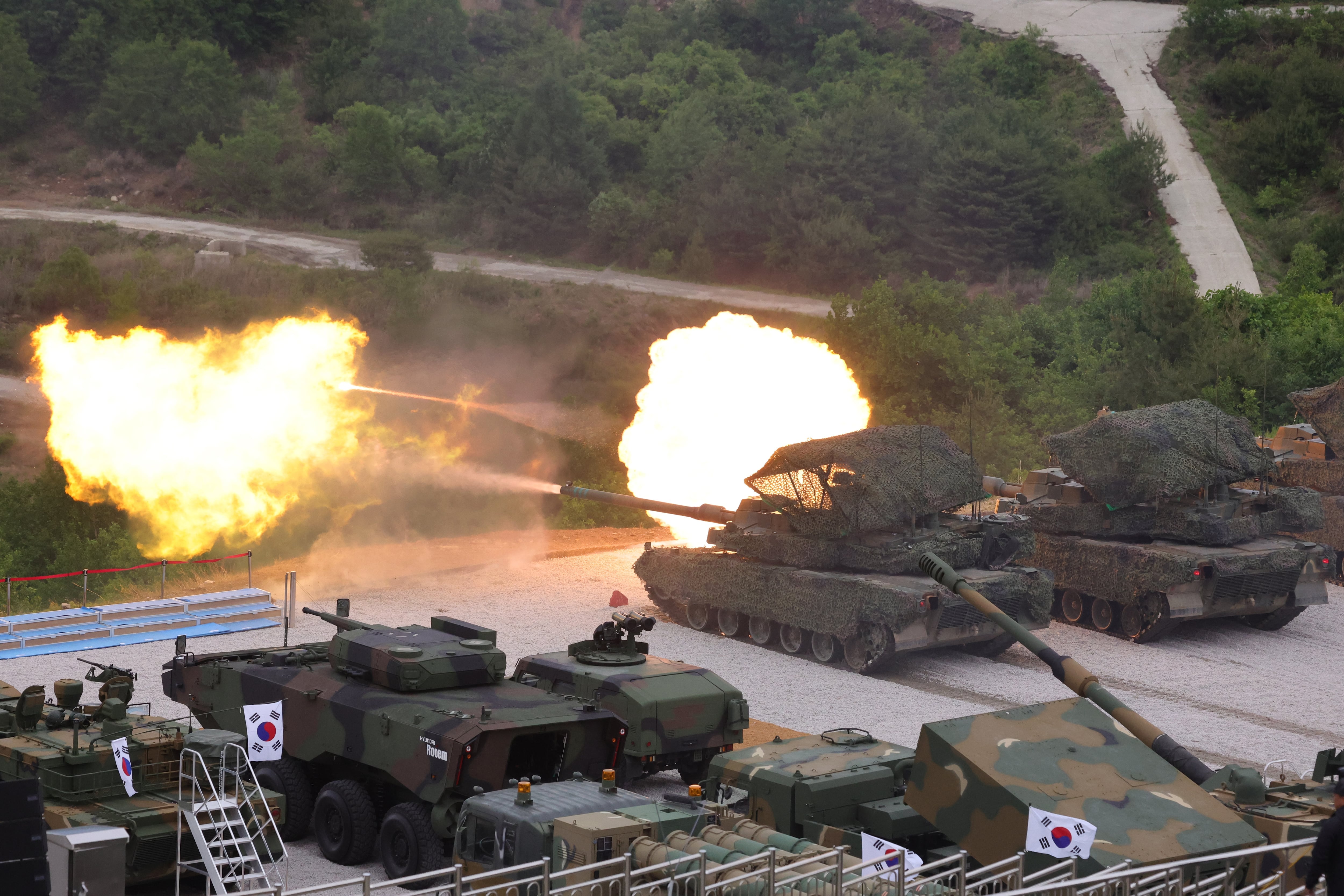 K2 전차 탑재할 APS 두고… ‘순수 국내 기술’ 한화시스템 vs ‘이스라엘과 맞손’ 현대로템