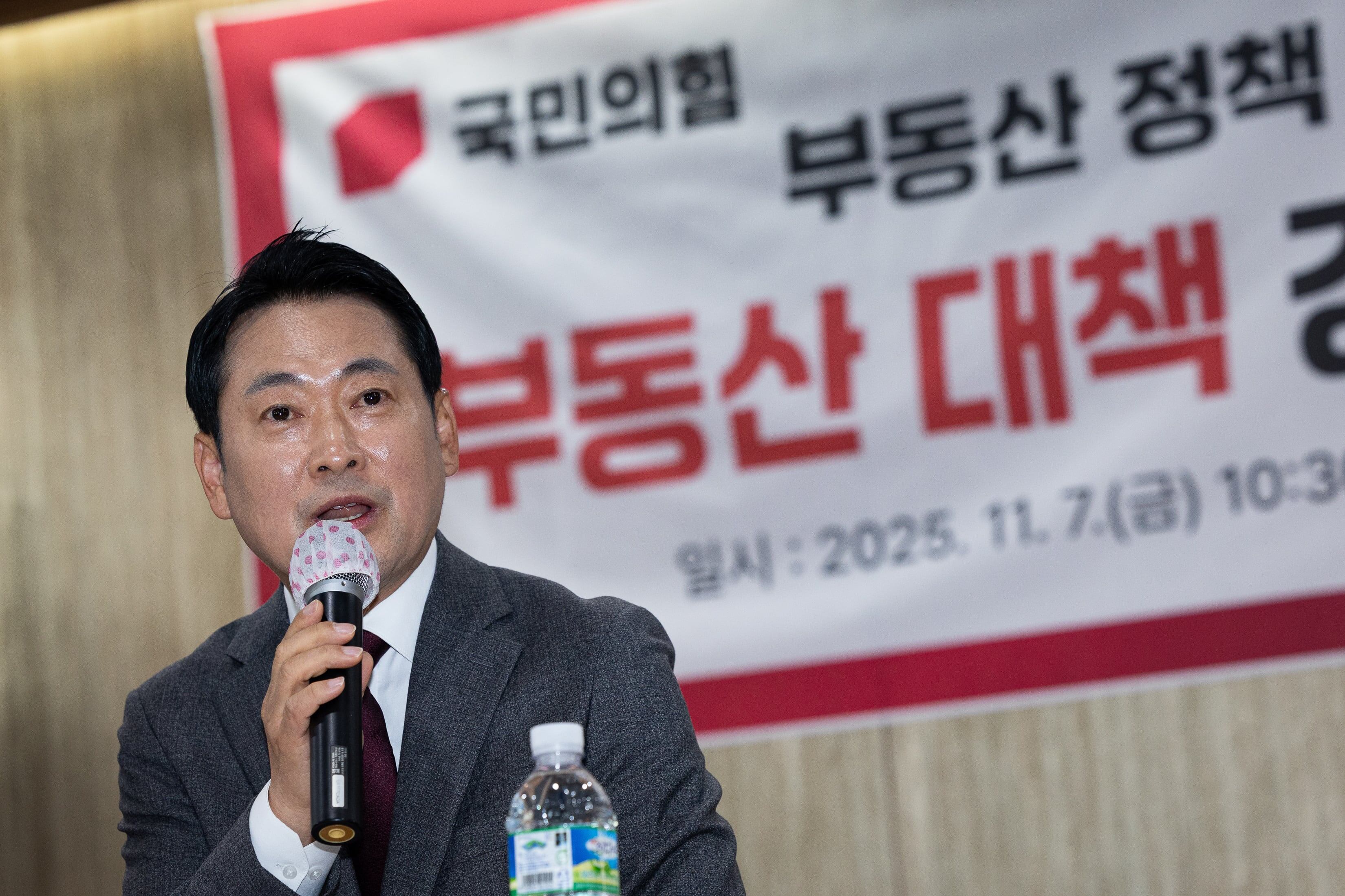 장동혁 국민의힘 대표가 지난 7일 경기 용인시 수지구 내 한 아파트 커뮤니티센터에서 열린 부동산 정책 정상화 특별위원회 - 부동산 대책 경기도 현장 간담회에서 모두 발언을 하고 있다. /뉴스1