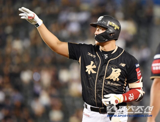 11일 서울 잠실구장에서 열린 KT-LG전. 7회초 무사 1, 3루 황재균이 1타점 적시타를 친 후 기뻐하고 있다. 잠실=정재근 기자 cjg@sportschosun.com/2025.9.11/