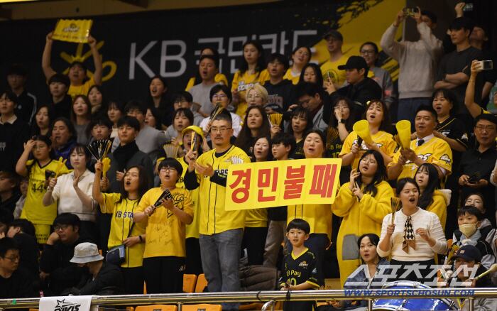 18일 의정부 경민대학교 체육관에서 열린 V리그 남자부 KB손해보험과 삼성화재의 경기. KB손해보험 홈 팬들이 열띤 응원전을 펼치고 있다. 의정부=박재만 기자 pjm@sportschosun.com/2025.12.18/