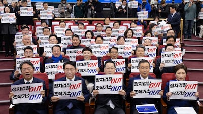 23일 서울 여의도 국회 의원회관에서 열린 더불어민주당 이재명 대통령 사건 공소취소와 국정조사 추진을 위한 의원모임 출범식·결의대회에서 참석자들이 손팻말을 들고 구호를 외치고 있다./뉴스1