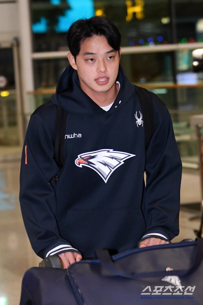 한화 이글스 선수단이 23일 인천국제공항을 통해 스프링캠프가 열리는 호주로 출국했다. 문동주가 출국장으로 향하고 있다. 인천공항=박재만 기자 pjm@sportschosun.com/2026.01.23/