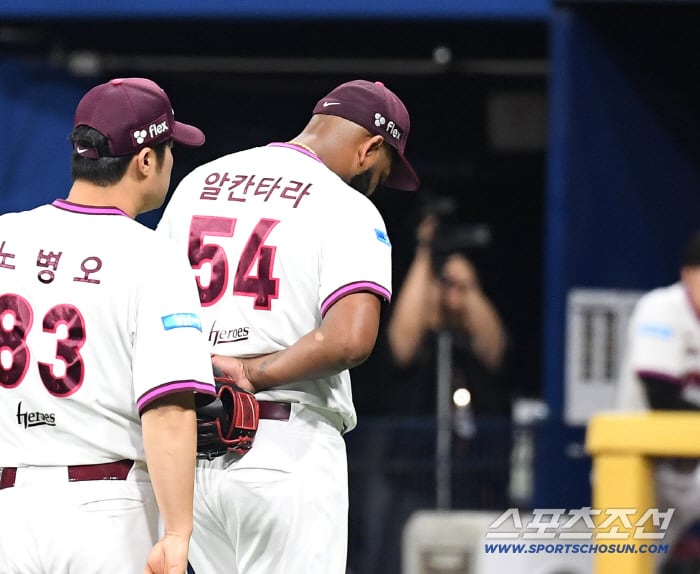 "수술까진 아니지만…" 에이스 말소 초비상, 알칸타라 팔꿈치 통증 이탈 현실화 "더블체크 후 대책논의"