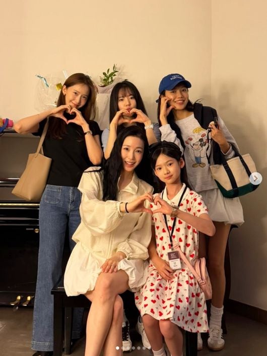 소녀시대 써니, 의외의 장소서 포착된 근황..윤아 옆 윙크 여전하네