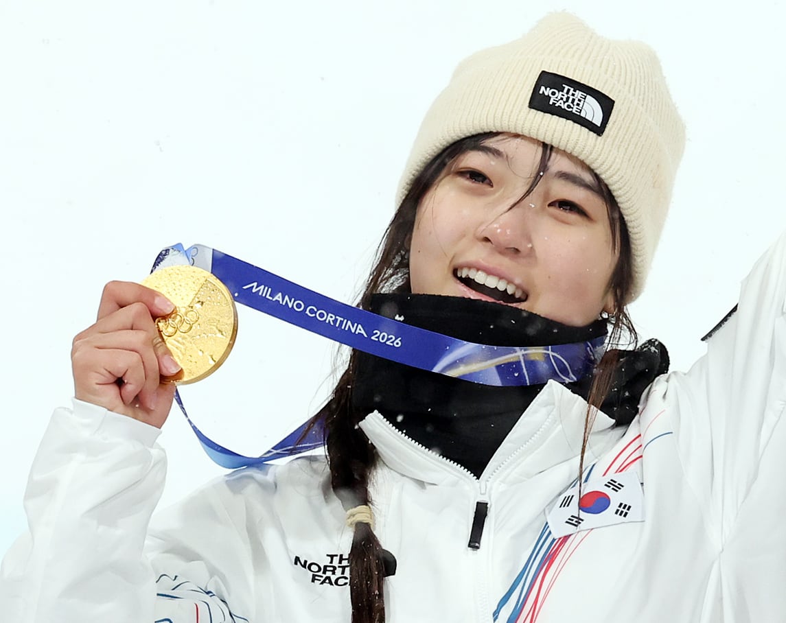 13일(한국시각) 이탈리아 리비뇨 스노파크에서 열린 2026 밀라노 코르티나 동계올림픽 스노보드 여자 하프파이프 결선에서 90.25점을 받아 금메달을 획득한 스노보드 최가온이 기뻐하고 있다. /뉴스1