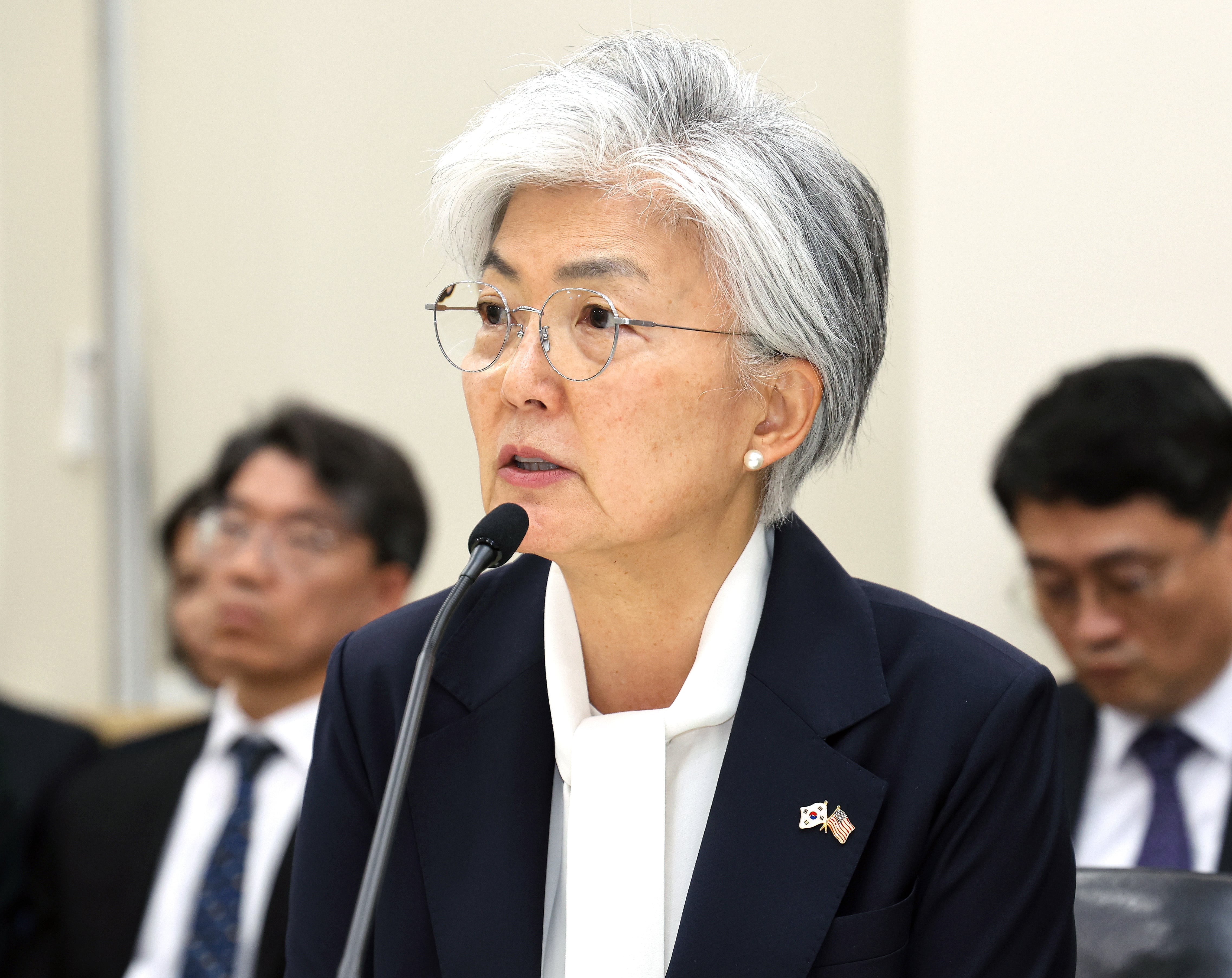 강경화 주미대사가 12일 워싱턴 DC의 대사관에서 열린 국회 외통위 국정감사에서 답변을 하고 있다. /뉴스1