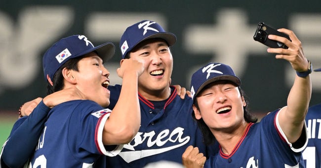 소형준-손주영-곽빈 기념 사진