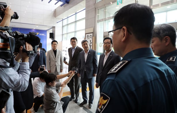 장동혁 국민의힘 대표와 지도부가 9일 장윤기 살인사건과 관련해 광주경찰청장을 면담하기 위해 전남광주 광주경찰청을 찾았으나 출입이 가로막혔다. 장 대표와 지도부가 경찰에 항의하고 있다. 2026.7.9 ⓒ 뉴스1 이수민 기자
