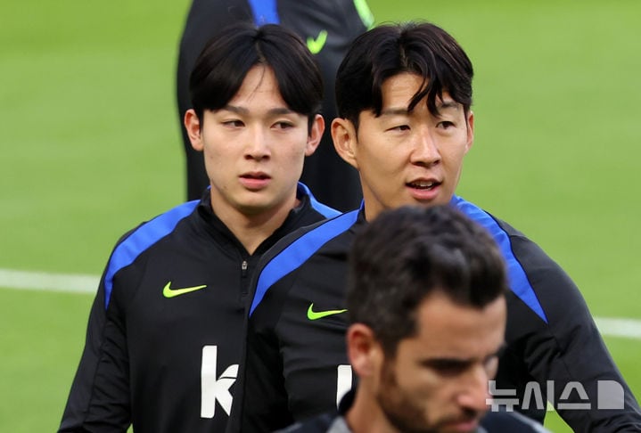 함께 걸어가는 손흥민-양민혁