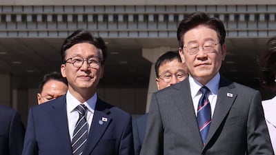 프랑스를 국빈 방문하는 이재명 대통령이 6일 경기 성남 서울공항에서 김민석 더불어민주당 대표와 공군1호기로 이동하고 있다./뉴스1