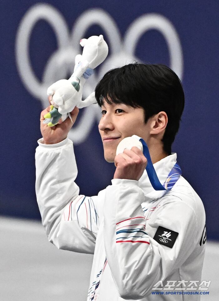 15일(한국시간) 이탈리아 밀라노 아이스스케이팅 아레나에서 열린 쇼트트랙 남자 1500m 결승전. 황대헌이 은메달을 차지했다. 은메달 수상하고 있는 황대헌. 밀라노(이탈리아)=송정헌 기자songs@sportschosun.com/2026.02.15/