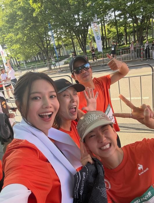 '14년만 결별' 최수영, '전남친' 정경호 없어도 환한 웃음…父와 동행