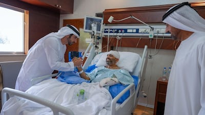 함단 빈 모하메드 알 막툼 UAE 두바이 왕세자(왼쪽)가 입원 치료 중인 스미트 마차르 플라이두바이 기장을 방문한 모습./연합뉴스