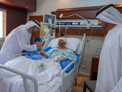 함단 빈 모하메드 알 막툼 UAE 두바이 왕세자(왼쪽)가 입원 치료 중인 스미트 마차르 플라이두바이 기장을 방문한 모습./연합뉴스