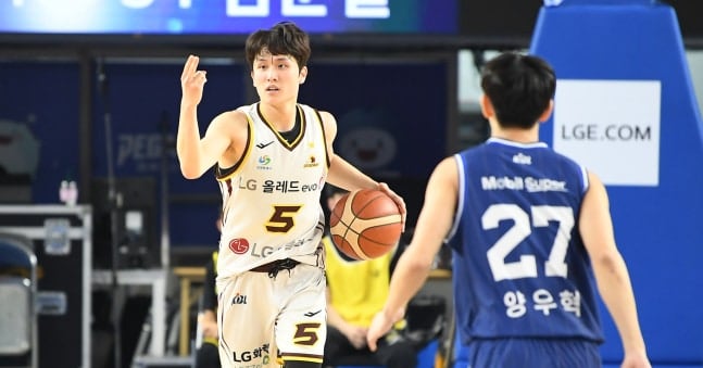 골밑에서 리바운드 다툼을 벌이는 아셈 마레이