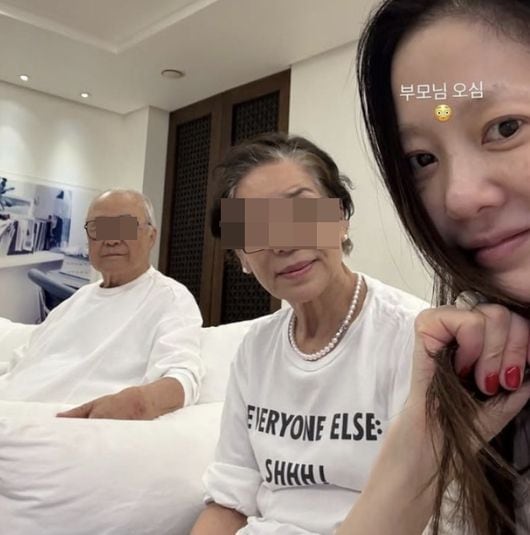 고현정, '붕어빵 닮은꼴' 부모님과 다정한 근황 공개...훈훈 가족애