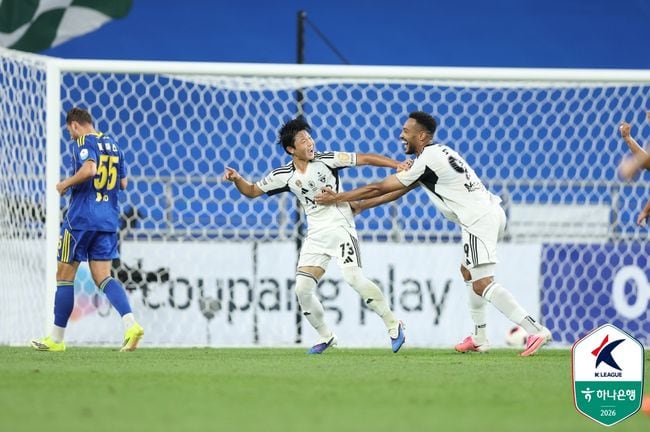 ‘월드컵 영웅 맞대결’ 전북이 이겼다…김진규+이승우+김예건 연속골 전북, 현대가더비 울산에 3-1 완승