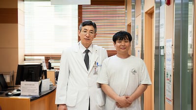 골육종을 극복한 권용후(29·부산시)씨(오른쪽)와 국립암센터 정형외과 강현귀 교수./사진=국립암센터